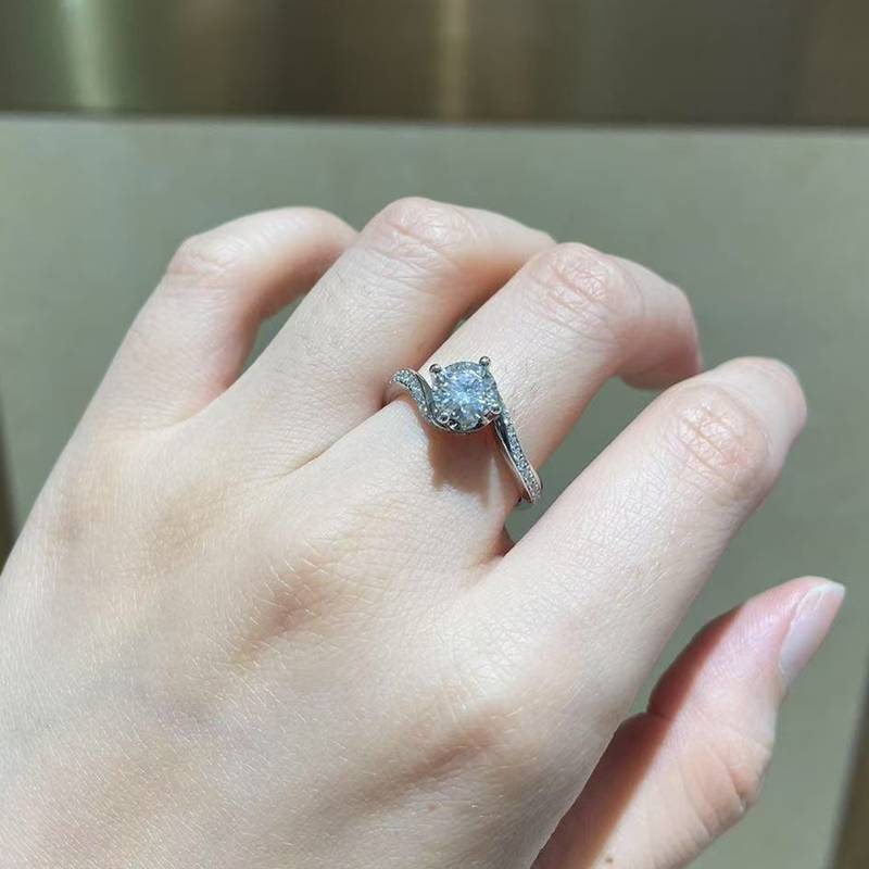 扭臂四爪Women's RingS925银镀白金定制选款主石Moissanite1.0ct/副石高碳钻